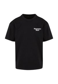 Svart bomull T-skjorte med korte ermer, med "Memento Mori" trykt i hvitt på venstre brystområde. Klassisk rund hals-design.