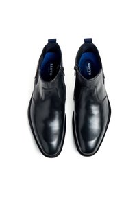 Bottes cheville en cuir noir avec une finition lisse, des fermetures éclair latérales et une doublure en tissu bleu. Design minimaliste avec un bout arrondi.