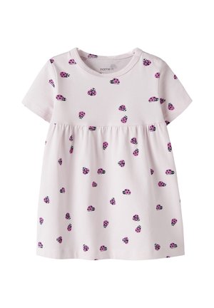Vestido para bebé de manga corta en rosa claro con cintura fruncida y estampado disperso de mariquitas rosas y negras por todo el tejido.
