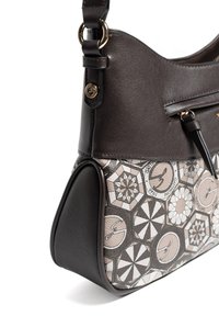 Brązowa skórzana torba na ramię z panelem z tkaniny o wzorze geometrycznym w odcieniach beżu, szarości i czerni. Złote akcenty wykończeniowe.