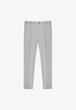 Pantaloni tagliati grigio chiaro con passanti per cintura, zip frontale e due tasche laterali, esposti su uno sfondo bianco.