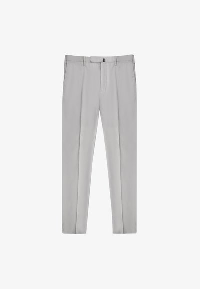Jasnoszare dopasowane spodnie z pętelkami na pasek, z zamkiem błyskawicznym z przodu oraz dwiema kieszeniami po bokach, prezentowane na białym tle.