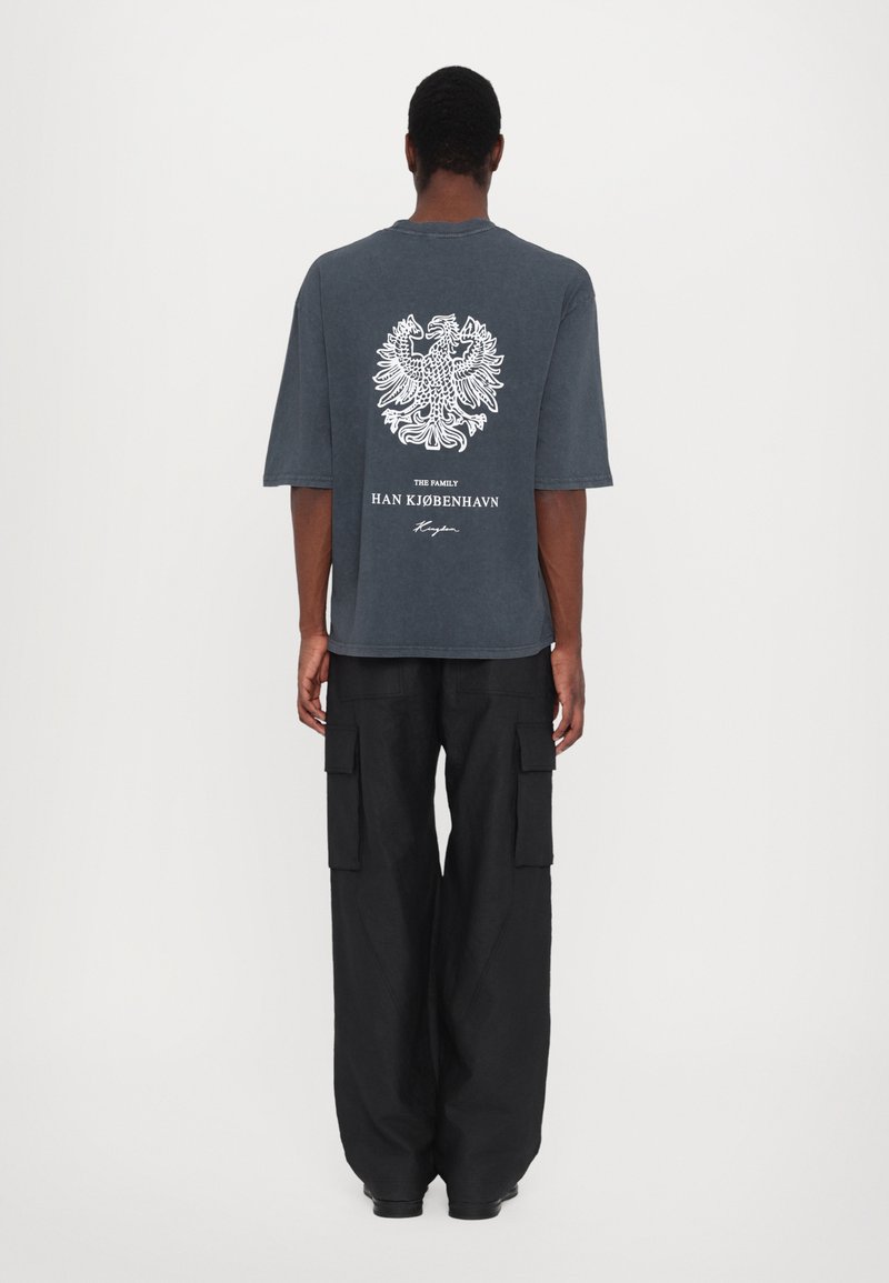 Han Kjøbenhavn - MONOGRAM TEE UNISEX - T-shirt imprimé - anthracite black, Agrandir