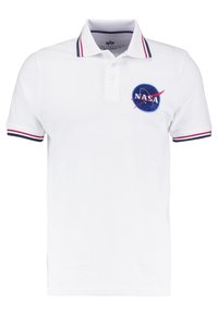 Polo blanc avec un col et des bords de manches rayés rouge, blanc et bleu, arborant un logo NASA bleu sur la poitrine gauche.