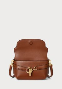 Barna bőr kézitáska lekerekített tetejével, aranyszínű fémrészekkel, csattal záródik és állítható pánttal rendelkezik. Simaság, minimalista dizájn.