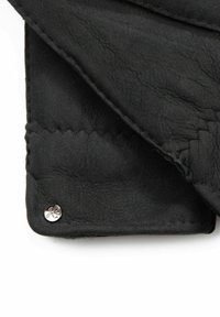 Schwarze Lederbrieftasche mit strukturierter Oberfläche, sichtbarer Naht und silberfarbenem, gebrandetem Druckknopf. Oben gefaltete Kanten erzeugen einen mehrlagigen Look.