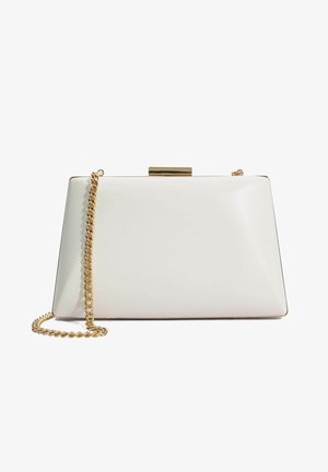 Witte leren clutch met een rechthoekige vorm, gouden hardware en een schouderband. Gladde textuur met een gepolijste afwerking.