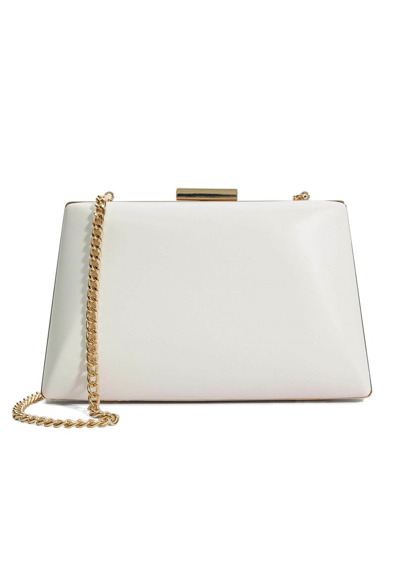 Witte leren clutch met een rechthoekige vorm, gouden hardware en een schouderband. Gladde textuur met een gepolijste afwerking.