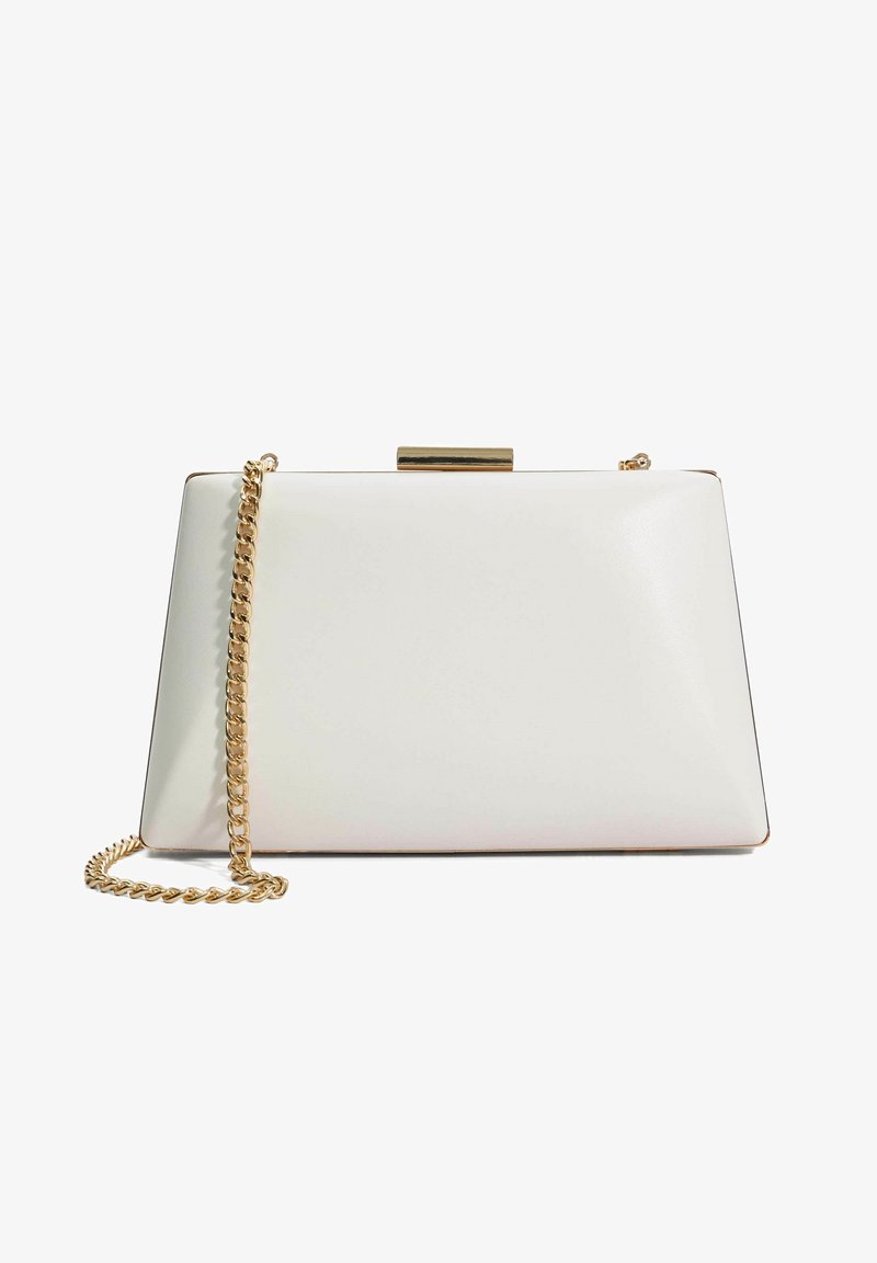 Witte leren clutch met een rechthoekige vorm, gouden hardware en een schouderband. Gladde textuur met een gepolijste afwerking.