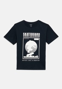 Crna pamučna majica s kratkim rukavima s bijelim grafičkim dizajnom koji prikazuje skejtbord i tekst "DRESS LIKE A SKATER."