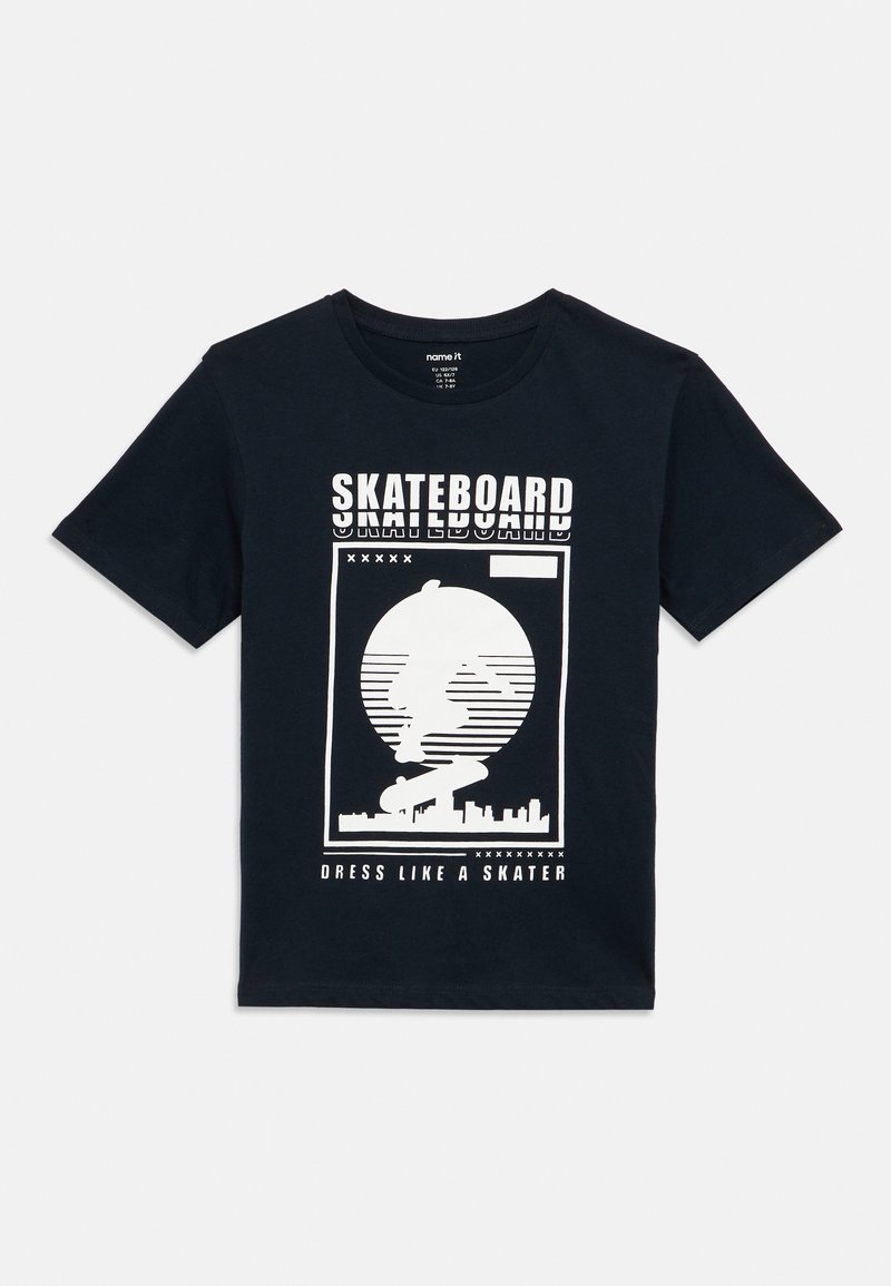 Crna pamučna majica s kratkim rukavima s bijelim grafičkim dizajnom koji prikazuje skejtbord i tekst "DRESS LIKE A SKATER."