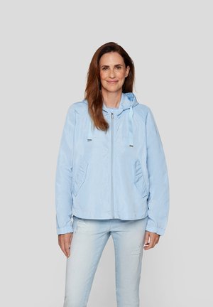 Hellblaue Zip-Jacke mit Kapuze, ausgestattet mit zwei vorderen Taschen, verstellbaren Kordeln und einer glatten, leicht glänzenden Textur.