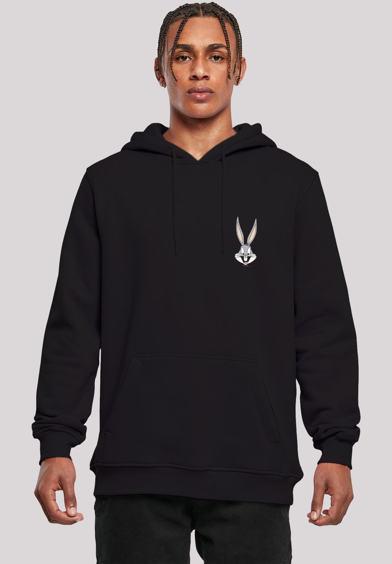Felpa nera con tasca a marsupio e polsini a coste, con una grafica di Bugs Bunny sul lato sinistro del petto. Il materiale sembra morbido e confortevole.