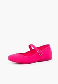 Balerini din material textil roz, cu vârf rotund, care au o curea și detaliu cu cataramă pe instep, și o talpă flexibilă din cauciuc.