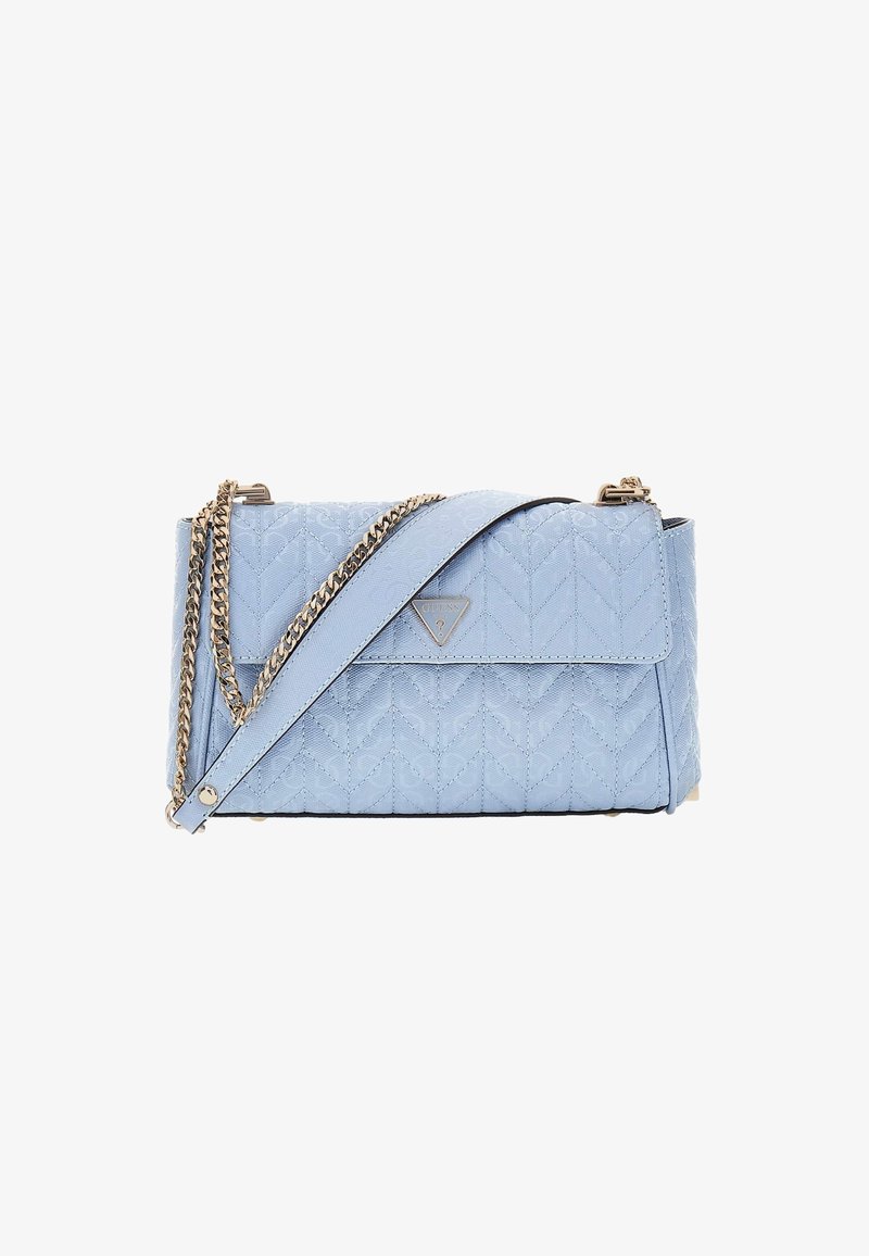 Sac à main matelassé bleu clair avec bandoulière chaîne dorée et logo triangulaire Guess sur le rabat avant, forme rectangulaire.