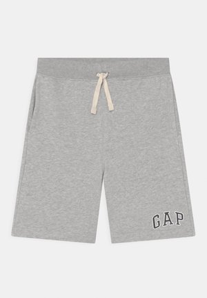 Shorts en coton gris clair avec taille élastique et cordon blanc, avec le logo "GAP" sur la jambe inférieure gauche.