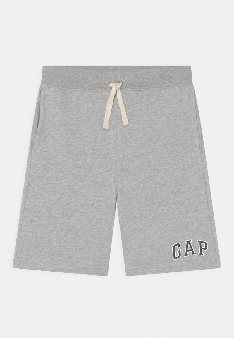 Shorts en coton gris clair avec taille élastique et cordon blanc, avec le logo "GAP" sur la jambe inférieure gauche.