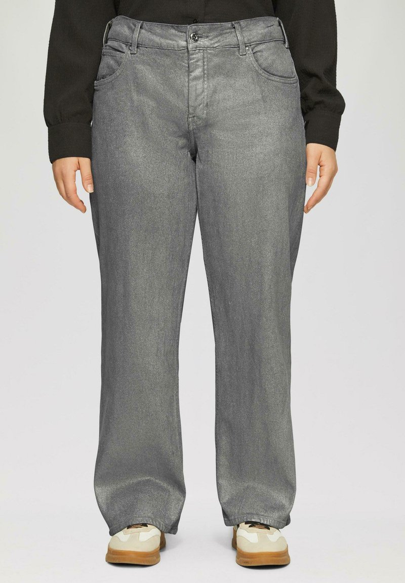 Grijze metallic straight-leg jeans met vijf zakken, sluiting met een voorste knoop en een zachte textuur, gecombineerd met witte en beige sneakers.