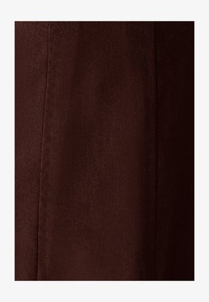 Tissu marron avec une surface texturée, présentant un détail de couture verticale. Le matériau semble épais et durable.