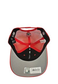 Casquette New Era rouge et noire avec un pic gris, intérieur en mesh et sangle ajustable à l'arrière. Comprend plusieurs étiquettes et une étiquette sur la sous-face.