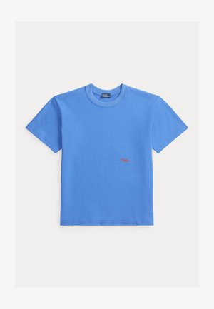 Sinine puuvillane T-särk, lühikeste varrukatega, ümara kaelusega ja punase tikitud "Polo" logoga ees. Sile ja ühtlane tekstuur.