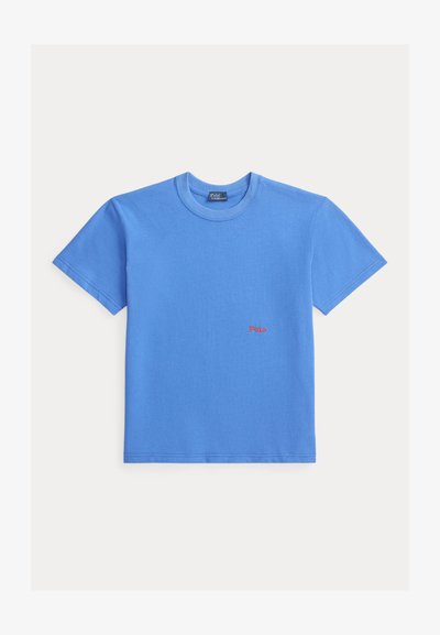 Μπλε βαμβακερό μπλουζάκι με κοντά μανίκια, στρογγυλή λαιμόκοψη και κόκκινο κεντημένο λογότυπο "Polo" στο μπροστινό μέρος. Ομαλή, ομοιόμορφη υφή.