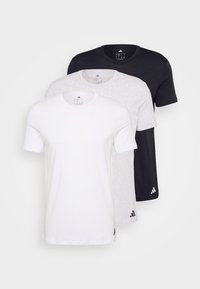 Trois t-shirts à manches courtes en blanc, gris et noir. Fabriqués en coton, avec des cols ronds et le logo Adidas sur l'ourlet gauche.