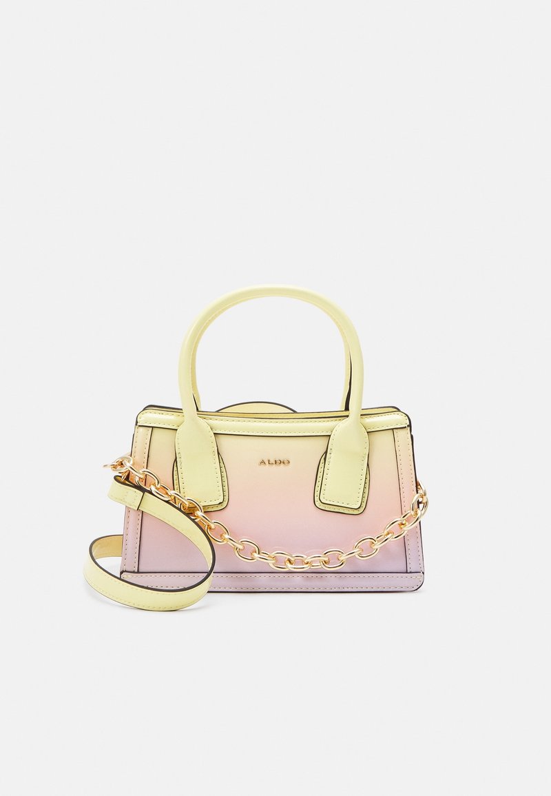 Petit sac à main structuré avec doubles poignées jaunes, corps dégradé rose, bandoulière chaîne dorée et logo ALDO au centre devant.