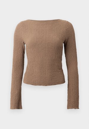 Haut ajusté en jersey marron à manches longues avec un col bateau et un subtil motif en maille gaufrée.