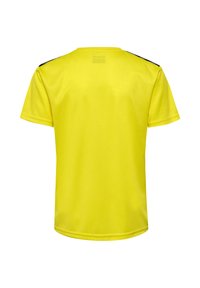 Lysegul sports-T-shirt med korte ærmer og sorte striber på skuldrene, vist bagfra på en hvid baggrund.