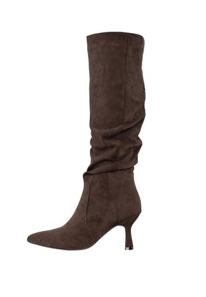 Botte pour femmes en daim marron mi-mollet avec tige souple, bout pointu, et talon aiguille fin sur fond blanc.