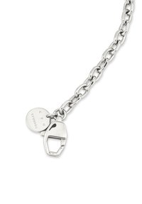 Bracciale in catena di metallo argento con maglie incatenate, dotato di un piccolo targhetta rotonda e una chiusura a forma di lucchetto. Texture liscia.