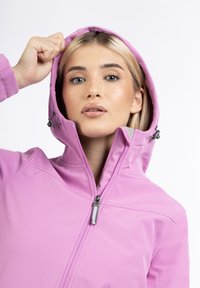 Světle fialová bunda s kapucí na zip, s nastavovacími šňůrkami na kapuci a hladkým polyesterovým materiálem. Obsahuje prošívání na ramenou.