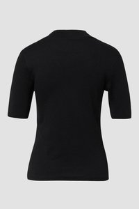 Czarny T-shirt z krótkim rękawem, okrągły dekolt, wykonany z gładkiego materiału o dopasowanym kroju. Minimalistyczny design bez widocznych wzorów czy akcentów.