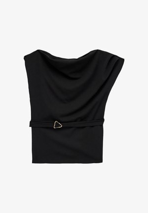 Zwarte drapeertop met een gladde textuur, voorzien van een driehoekige gouden accent bij de taille. Eenvoudig, elegant ontwerp met een wijde halslijn.