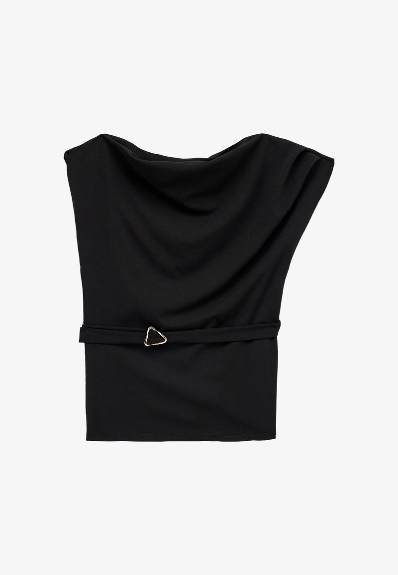 Czarny top z materiału o gładkiej teksturze, z trójkątnym złotym akcentem w talii. Prosty, elegancki design z szerokim dekoltem.