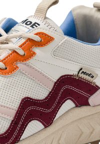 Hvit mesh sneakers med oransje og burgunder aksenter, teksturert semsket zigzag-design, beige såle og lyseblå fôr.