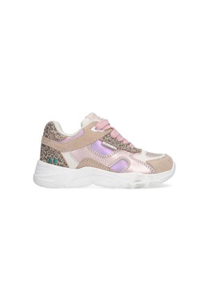 Chunky sneaker met roze metallic panelen, beige suède, luipaardprint accenten, roze veters en een dikke witte zool.