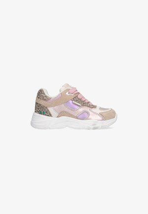 Chunky sneaker met roze metallic panelen, beige suède, luipaardprint accenten, roze veters en een dikke witte zool.