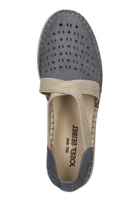 Scarpa in pelle grigia con design perforato, fascia elastica beige sulla parte superiore del piede, bordi intrecciati e suola piatta.