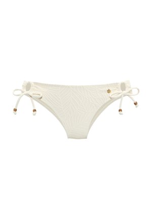 Weißer Texturbikini-Slip mit seitlichen Bindungen und kleinem rundem goldfarbenem Emblem auf der rechten Seite, isoliert auf weißem Hintergrund.