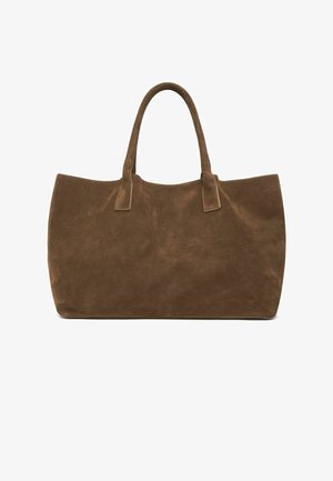 Brun mockaskinn toteväska med två handtag upptill, rektangulär form, slät textur och minimala sömnadsdetaljer.