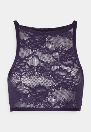 Lila čipkasta bralette s cvjetnim uzorcima, visokim izrezom i širokim naramenicama, s mekim teksturom i prilagođenim dizajnom.