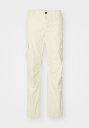 Calças cargo bege feitas de tecido leve, apresentando bolsos laterais, fechamento com botão e pernas retas. Textura suave com costuras cortadas.