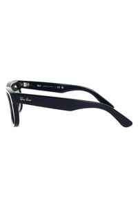Occhiali da sole Ray-Ban neri con montatura rettangolare, dotati di braccetti in plastica liscia con dettagli del logo discreti e hardware metallico lucido vicino alla cerniera.
