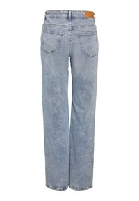 Jean droit taille haute bleu clair avec deux poches arrière et un petit patch en cuir marron sur la ceinture.