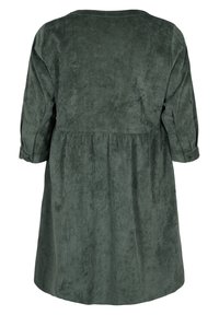 Robe en velours côtelé vert foncé vue de dos, avec manches longues, taille froncée et coupe ample au-dessus du genou.