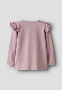 Bluzka z długim rękawem w miękkim różowym kolorze, z falbaniastymi akcentami na ramionach i okrągłym dekoltem. Gładka faktura, casualowy styl.