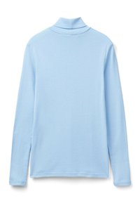 Jasnoniebieska bluzka z długim rękawem i kołnierzem typu golf, widoczna z tyłu, leży na białym tle.