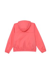 Giacca leggera rosa con cappuccio, maniche lunghe e polsini elasticizzati; presenta una texture liscia e lucida e una vestibilità comoda. Visto dal retro.